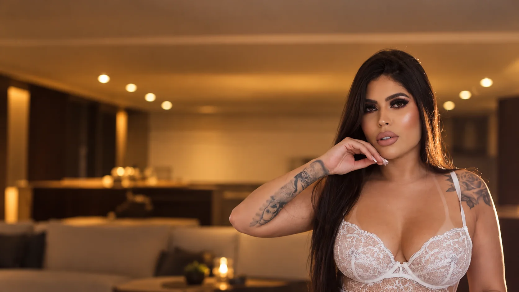 Retrato glamouroso de Isabele em um ambiente acolhedor